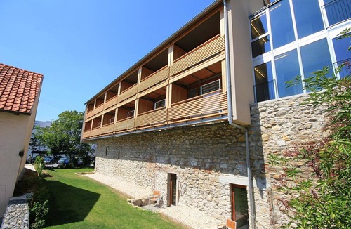 Ehingen Apartment | Lichtdurchflutetes Wehrgangzimmer mit Loggia, Klimaanlage, LCD-TV, Sky-free-to-Guest, kostenfreiem WLAN und Safe