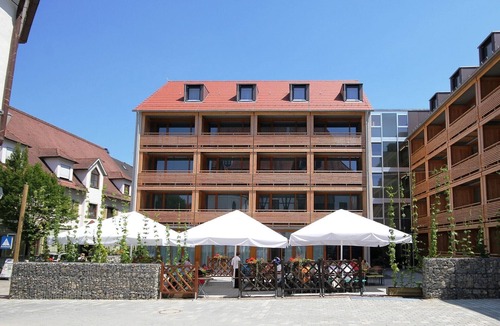 Ehingen Apartment | Lichtdurchflutetes Wehrgangzimmer mit Loggia, Klimaanlage, LCD-TV, Sky-free-to-Guest, kostenfreiem WLAN und Safe