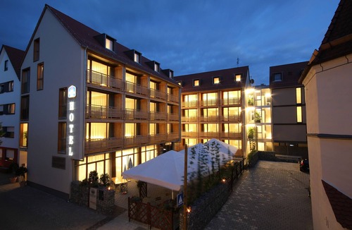 Ehingen Apartment | Lichtdurchflutetes Wehrgangzimmer mit Loggia, Klimaanlage, LCD-TV, Sky-free-to-Guest, kostenfreiem WLAN und Safe