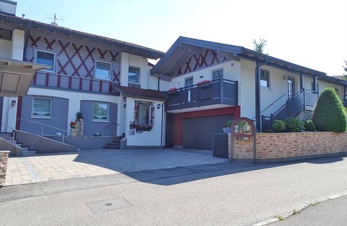 Hirschbach Apartment | Liebevoll eingerichtete Ferienwohnung mit Terrasse