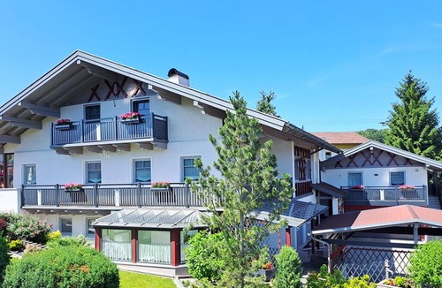 Hirschbach Apartment | Liebevoll Eingerichtete Ferienwohnung mit Terrasse