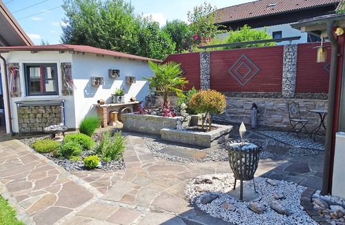 Hirschbach Apartment | Liebevoll Eingerichtete Ferienwohnung mit Terrasse