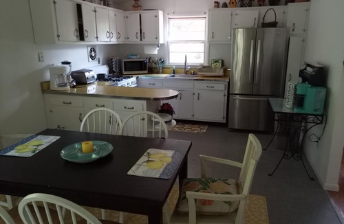 Tuckahoe Apartment | Light, Airy, Wood-floors, 1 mile from Southampton Village, Pet Friendly, sleep 6