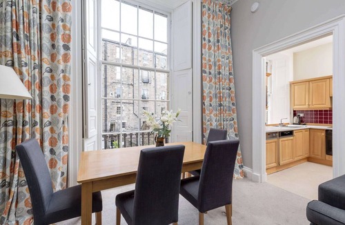 New Town Condo | Light and Spacious 2BD flat in Heart of Edinburgh