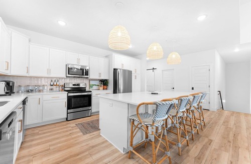 Indian Point Cabin | Light + Bright .1.7 MI TO SDC. Game room, Hot tub!