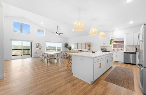 Indian Point Cabin | Light + Bright .1.7 MI TO SDC. Game room, Hot tub!