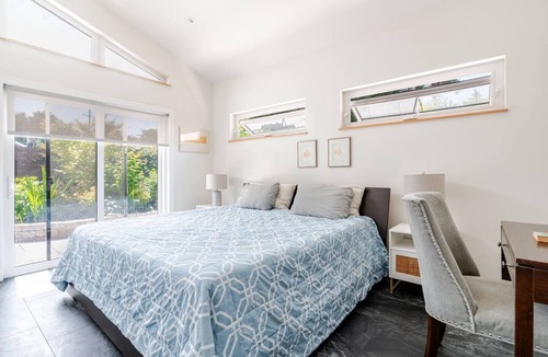 Clyde Hill House | Light & Bright 2BR - 2Baths, Fenced Garden, WIFI, Pet friendly, 90 Nights+ ok
