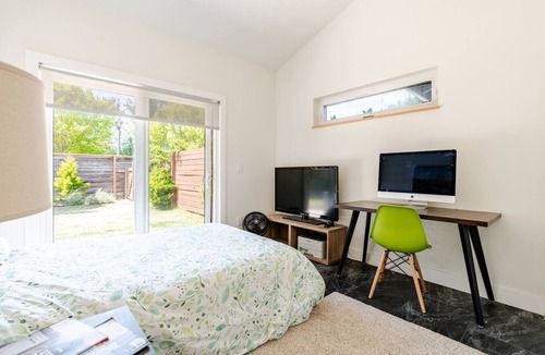 Clyde Hill House | Light & Bright 2BR - 2Baths, Fenced Garden, WIFI, Pet friendly, 90 Nights+ ok