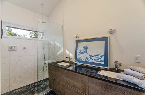 Clyde Hill House | Light & Bright 2BR - 2Baths, Fenced Garden, WIFI, Pet friendly, 90 Nights+ ok