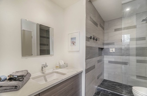 Clyde Hill House | Light & Bright 2BR - 2Baths, Fenced Garden, WIFI, Pet friendly, 90 Nights+ ok