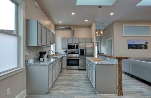 Roanoke Apartment | Light-filled adventure loft