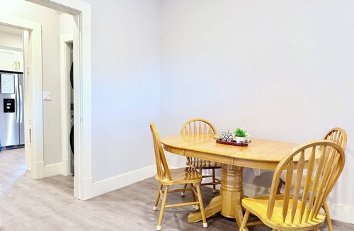 Wallingford Apartment | Light filled apt in Historic Home by UW & Downtown