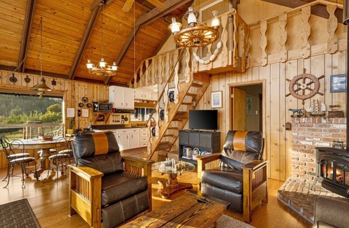 Friday Harbor House | Light-Filled Cabin on Percich Pond! 10 minutes away from Friday Harbor!