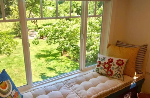Vashon Island House | Light-filled cottage in garden oasis. ❤️ of island