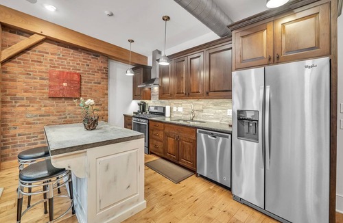 Abingdon Apartment | Light-Filled Loft on Abingdon’s Main Street. Sleeps 4, Walk Everywhere