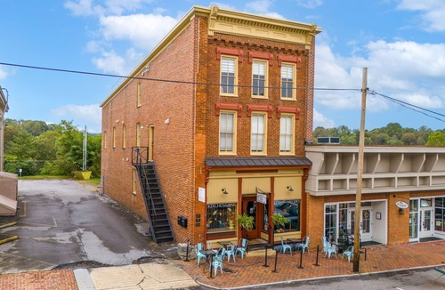 Abingdon Apartment | Light-Filled Loft on Abingdon’s Main Street. Sleeps 4, Walk Everywhere