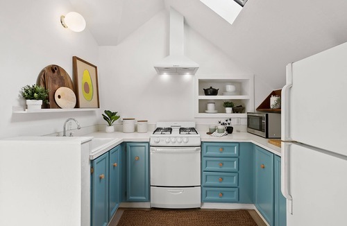 North Berkeley Apartment | Light-filled loft retreat in famed Gourmet Ghetto