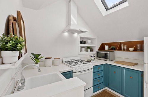 North Berkeley Apartment | Light-filled loft retreat in famed Gourmet Ghetto