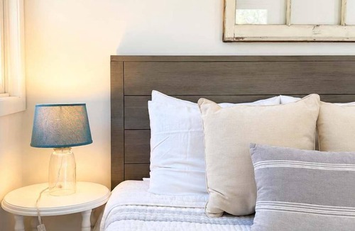 Santa Cruz House | Light-Filled Redwood Cottage with Clawfoot Tub
