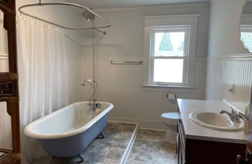 Forest Grove Bed & Breakfast | Light-filled room with a treetop view in an updated historic Forest Grove home!