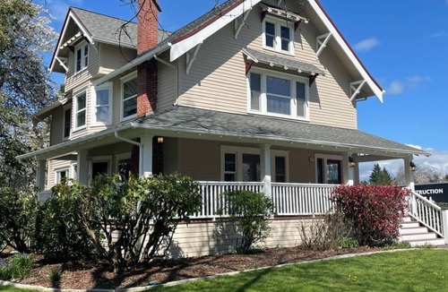 Forest Grove Bed & Breakfast | Light-filled room with a treetop view in an updated historic Forest Grove home!