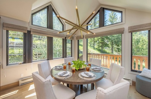Highlands Townhomes House | Light-Filled + Stunning Views | Beacon Retreat