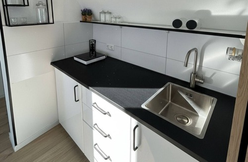 Alt-Muhlburg Apartment | Light-filled Top-Floor Studio in Karlsruhe-Mühlburg – APOLONIAliving