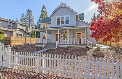 Historic Railroad District Apartment | Light-filled, upper story flat, walking distance to Oregon Shakespeare Festival