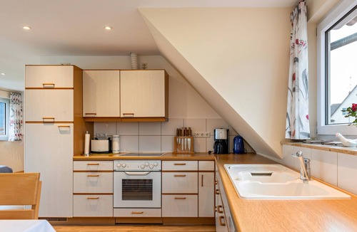 Ueberlingen Apartment | Light-Flooded Holiday Apartment “Haus Eiche” close to Lake Constance with Wi-Fi, Balcony & Garden; Parking Available