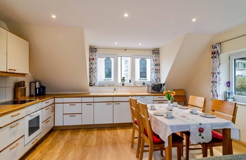 Ueberlingen Apartment | Light-Flooded Holiday Apartment “Haus Eiche” close to Lake Constance with Wi-Fi, Balcony & Garden; Parking Available