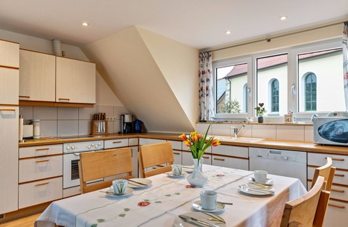 Ueberlingen Apartment | Light-Flooded Holiday Apartment “Haus Eiche” close to Lake Constance with Wi-Fi, Balcony & Garden; Parking Available