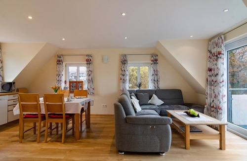 Ueberlingen Apartment | Light-Flooded Holiday Apartment “Haus Eiche” close to Lake Constance with Wi-Fi, Balcony & Garden; Parking Available