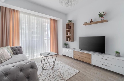 Oradea Apartment | Light on Marble
