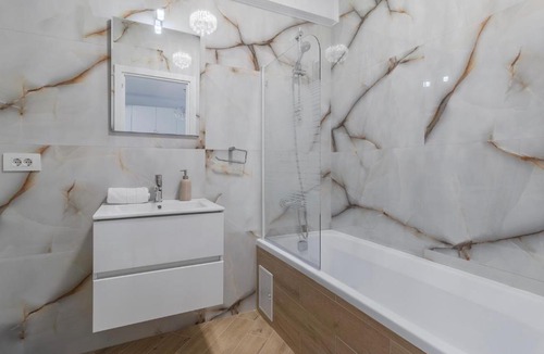 Oradea Apartment | Light on Marble