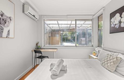 Peakhurst House | Light & Simple Double Room - Peakhurst Area - Shared Bathroom