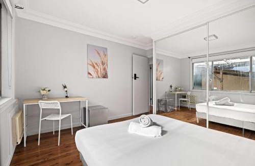 Peakhurst House | Light & Simple Double Room - Peakhurst Area - Shared Bathroom