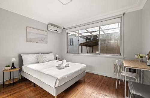 Peakhurst House | Light & Simple Double Room - Peakhurst Area - Shared Bathroom