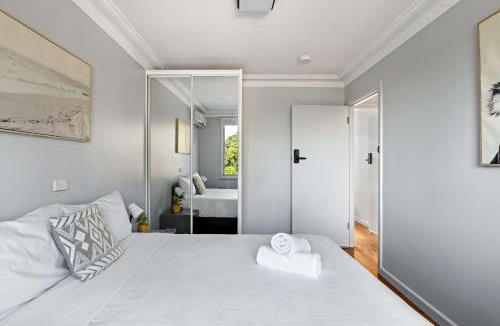Peakhurst House | Light & Simple Double Room - Peakhurst Area - Shared Bathroom
