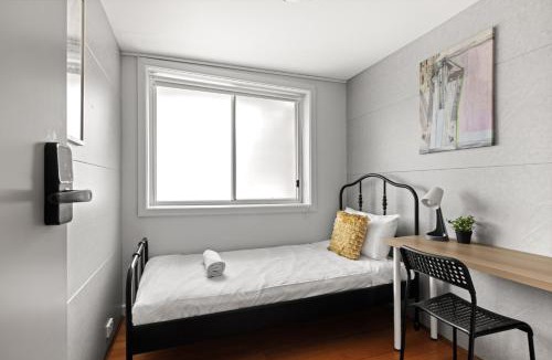 Peakhurst House | Light & Simple Single Room - Peakhurst Area - Shared Bathroom
