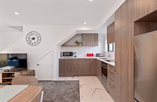 Christchurch Villa | Light & Spacious 2Bdrm Townhouse Off Street Park