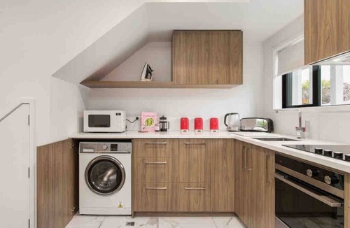 Christchurch Villa | Light & Spacious 2Bdrm Townhouse Off Street Park