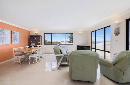 Emerald Beach House | Lighthouse at Emerald Beach Amazing Ocean Views, Pet Friendly