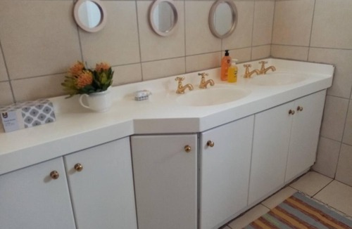 Cape Town Hostel | Lighthouse Farm Backpackers Lodge