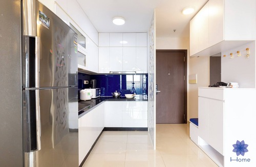 Tan Binh House | Lighting 2BRs Apt, 5minsfrom Airport, Free gym & Pool