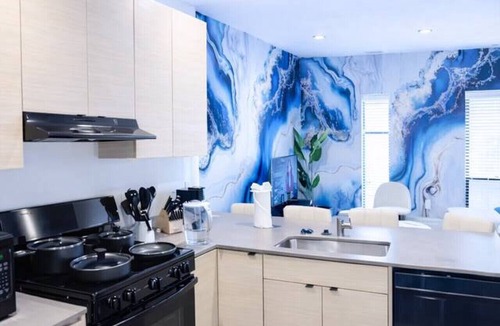 Downtown Des Moines Apartment | Lightning Luxe Retreat