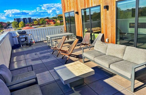 Downtown Des Moines Apartment | Lightning Luxe Retreat
