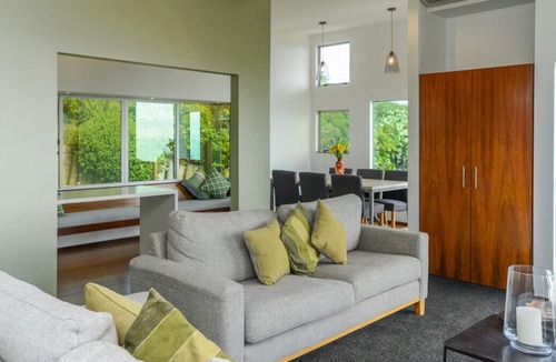 Waimarama Cottage | Lightning Ridge Retreat - Waimarama Holiday Home