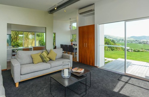 Waimarama Cottage | Lightning Ridge Retreat - Waimarama Holiday Home