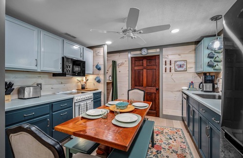 Mentone Cottage | 'Lil' Gem'-restored 1960's bungalow