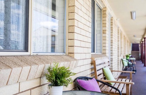 Goulburn Bed & Breakfast | Lilac City Motor Inn Standard Queen Room 1